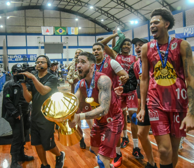 Atletas-comemoram-com-a-torcida-presente-em-Itatiaiucu.