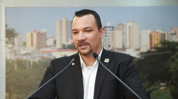 Vereador Dylan Dantas celebra a sanção da Lei nº 13.224/2025, que garante novos direitos aos portadores de fibromialgia em Sorocaba. Foto: Adriana Massa