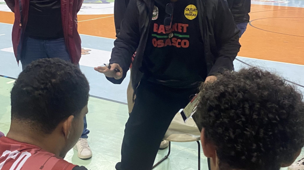 Enio Vecchi orienta o time em vitória sobre Blumenau - Foto: Jairo Giovenardi / Basket Osasco