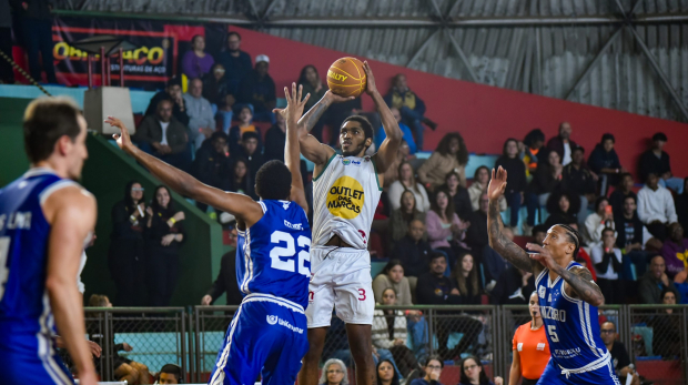 Harris encara o Cruzeiro. Fotos: Bruno Ulivieri e Romeo Campos/Basket Osasco