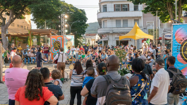 Público prestigia as diversas atrações do Circuito Sesc de Artes na Praça da Matriz, com oficinas, espetáculos e muita música. Foto: Prefeitura de São Roque