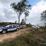 Fiscais da Secretaria de Meio Ambiente e agentes da GCM de Mairinque durante a apreensão de motosserras utilizadas sem autorização legal. Foto: Prefeitura de Mairinque
