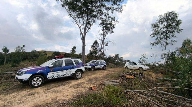 Fiscais da Secretaria de Meio Ambiente e agentes da GCM de Mairinque durante a apreensão de motosserras utilizadas sem autorização legal. Foto: Prefeitura de Mairinque