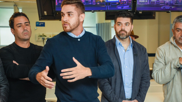Prefeito Kauãn Berto ao lado da equipe de saúde durante a inauguração dos 10 novos leitos de UTI no Hospital Municipal de Cajamar.