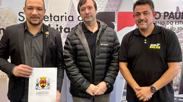 O vereador Dylan Dantas e o deputado estadual Danilo Balas durante reunião com o secretário estadual de Habitação, Marcelo Branco, em São Paulo.