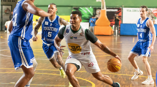 Matheus Weber em ação contra o Cruzeiro. FOTO DE ROMEO CAMPOS