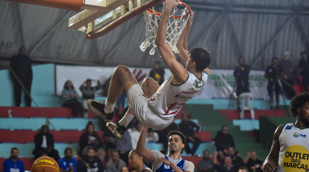 Murilo e mais uma dunk frente ao time mineiro. Fotos: Bruno Ulivieri/Basket Osasco