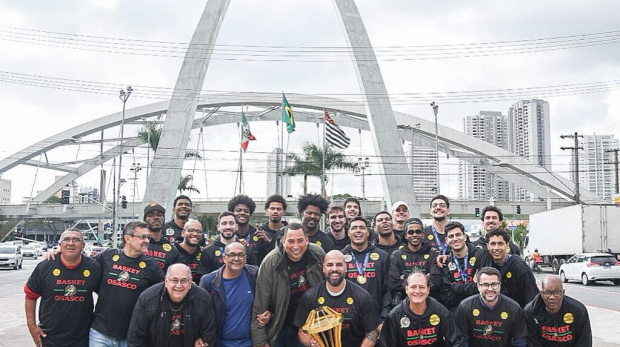 Prefeito Gerson Pessoa com os campeões na Ponte Metálica. Fotos: Romeo Campos/Basket Osasco