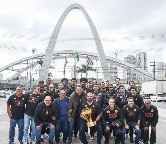 Prefeito Gerson Pessoa com os campeões na Ponte Metálica. Fotos: Romeo Campos/Basket Osasco