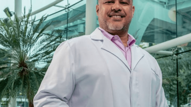 Dr Marco Aurélio S. Neves, ortopedista e traumatoligista especializado em cirurgia de próteses de quadril e joelho. Foto: Divulgação