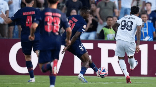 O centroavante do Botafogo, Igor Jesus, marca contra o PSG, no Rose Bowl, em Pasadena (Califórnia), durante a segunda partida da fase de grupos do Mundial de Clubes, quinta-feira, 19 de junho de 2025. GREGÓRIO TOURO / AP