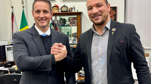 Vereador Dylan Dantas ao lado do secretário Guilherme Derrite durante reunião em São Paulo para discutir reforço na segurança pública de Sorocaba.