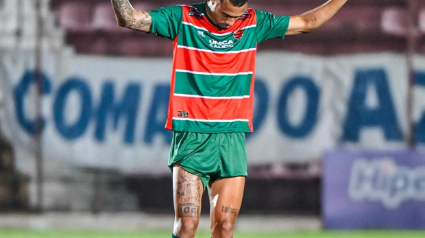 Oeste estreia com vitória no Rochdale e uniforme rubro-verde, reacendendo especulações sobre mudança para Osasco.  Foto: @buzz_fotos