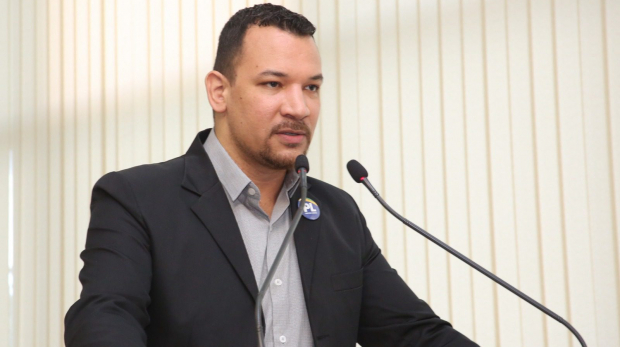 Vereador Dylan Dantas durante sessão na Câmara Municipal, onde cobrou explicações da Prefeitura sobre os contratos de limpeza nas escolas.