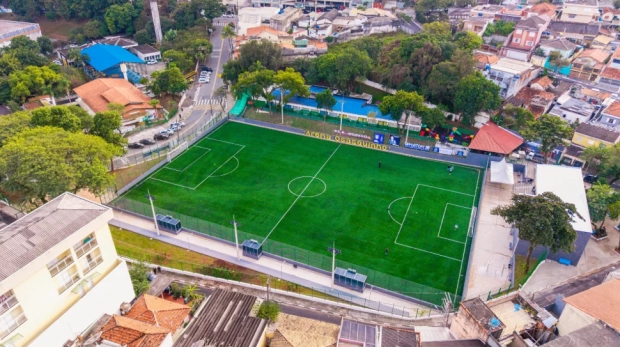 Moradores e equipes locais comemoram a entrega da Arena Osasquinho, agora com vestiários acessíveis, iluminação de LED e espaço para atividades físicas ao redor. Fotos: Caio Henrique