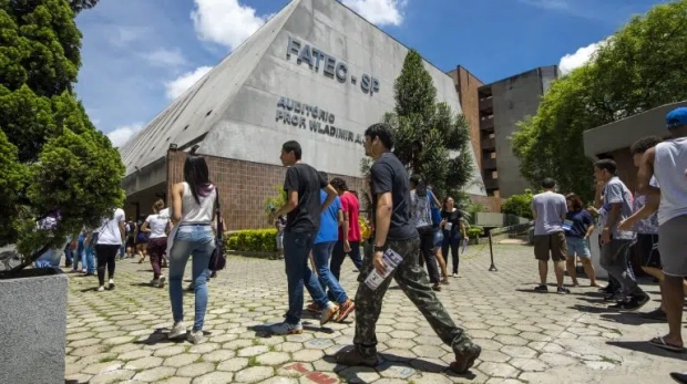 Download
Educação
O interessado deve preencher a ficha, o questionário socioeconômico e pagar a taxa de R$ 50