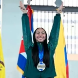 Giulia Tiemi Belcorso celebra suas duas medalhas de ouro no Pan-Americano de Ginástica de Trampolim, em El Salvador.