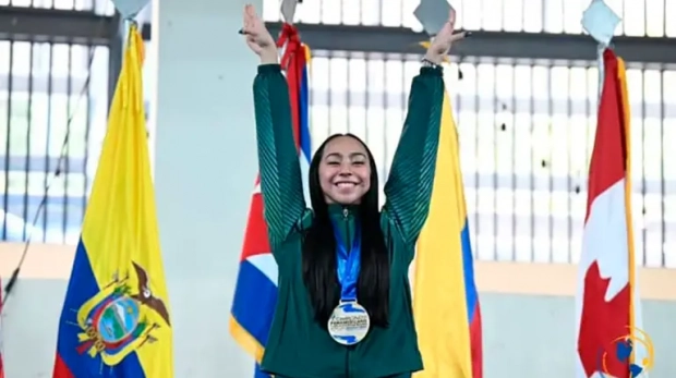 Giulia Tiemi Belcorso celebra suas duas medalhas de ouro no Pan-Americano de Ginástica de Trampolim, em El Salvador.