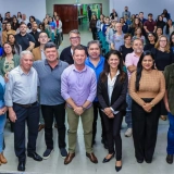 O prefeito em exercício, Lau Alencar, dá as boas-vindas aos novos servidores durante a cerimônia de posse realizada no dia 23 de junho.