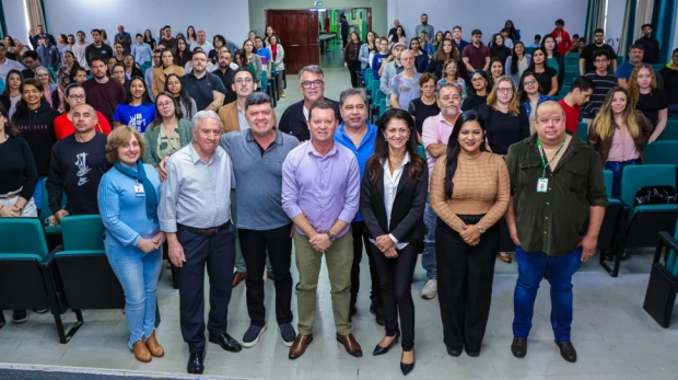 O prefeito em exercício, Lau Alencar, dá as boas-vindas aos novos servidores durante a cerimônia de posse realizada no dia 23 de junho.