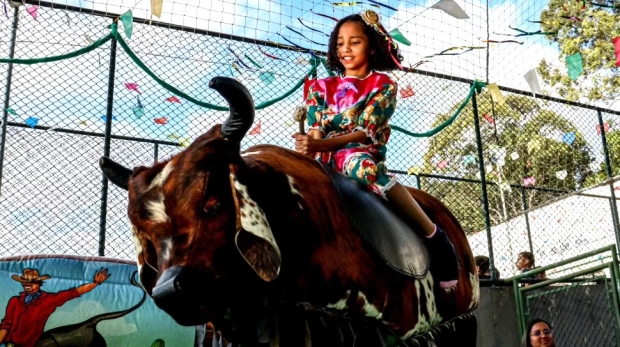 Com muita música, cultura e diversão, o Arraiá do CEU Camila Rossafa agita o Jardim 1º de Maio neste sábado (28), reunindo famílias e moradores da região. Imagens: Aline Bruno e Hamudy Mamedio