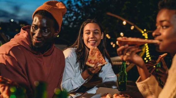 Entre matches e conselhos sinceros, amigos ajudam a escolher o par ideal no Tinder.