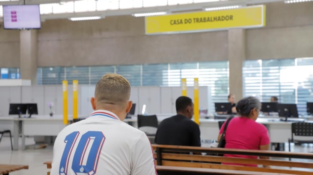 Equipe da Casa do Trabalhador atua na triagem de currículos e encaminhamento a vagas.
