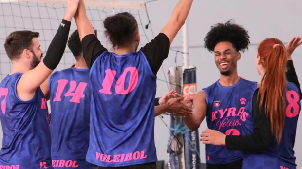 A primeira rodada foi só o começo! Emoção, rivalidade e grandes jogadas marcaram o início do Campeonato de Vôlei Amador de Barueri. Veja quem saiu na frente! Foto: Prefeitura de Barueri