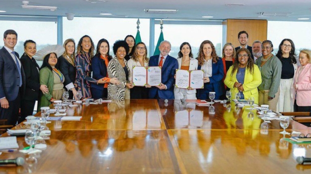 A sanção ocorreu em cerimônia no Palácio do Planalto com a participação de ministras e outras autoridades - Foto: Ricardo Stuckert/Secom-PR