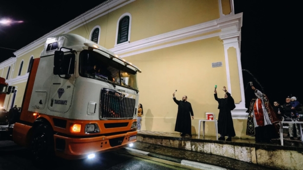 A bênção dos veículos marcou o início da Festa de Santa Ana com fé, emoção e muitas orações! Que Santa Ana abençoe nossos caminhos.  Foto: Prefeitura De Santana De Parnaíba (Redes Sociais/Reprodução)