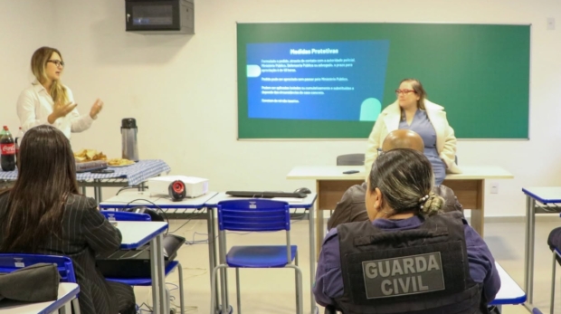 Guardiãs em ação! GCMs de Carapicuíba participam de palestra sobre violência contra a mulher. Segurança, informação e acolhimento: a força da rede de apoio às mulheres da cidade. Foto: Prefeitura de Carapicuíba (Redes Sociais/Reprodução)