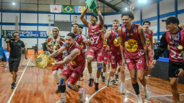 Basket Osasco celebrou em junho o título da Liga Ouro. - Foto: Bruno Ulivieri/Basket Osasco