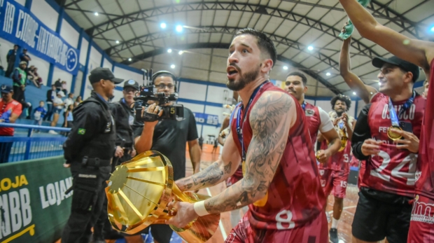 Dalaqua levanta o troféu da Liga Ouro. FOTO DE BRUNO ULIVIERI
