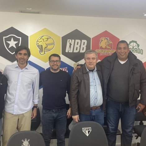 Diretoria do Basket Osasco e secretário Thiago Borges na LNB.  Foto: JGCOM / Divulgação