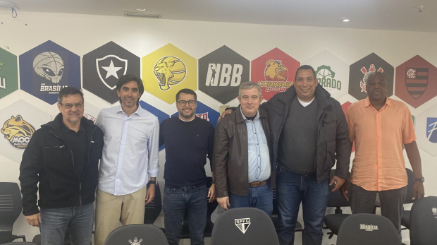 Diretoria do Basket Osasco e secretário Thiago Borges na LNB.  Foto: JGCOM / Divulgação