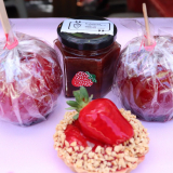 Visitantes saboreiam as irresistíveis sobremesas de morango enquanto curtem o clima julino e as atrações musicais no Festival de Osasco. Foto: Divulgação 