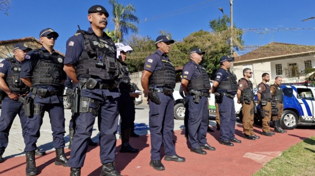 GCM de São Roque durante patrulhamento escolar, uma das frentes que garantiram quase 6 mil atendimentos no semestre.