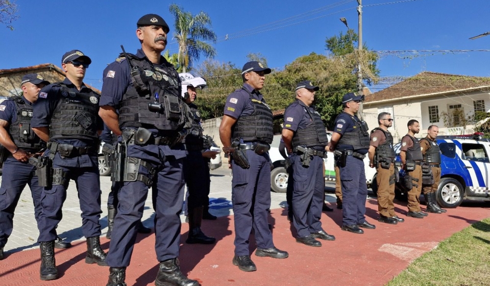 GCM de São Roque durante patrulhamento escolar, uma das frentes que garantiram quase 6 mil atendimentos no semestre.