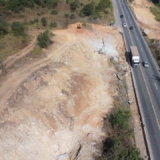 As obras de duplicação da Rodovia Lívio Tagliassachi seguem avançando em São Roque! Modernização da infraestrutura, mais segurança e fluidez para todos. Foto: Prefeitura de São Roque