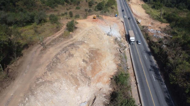 As obras de duplicação da Rodovia Lívio Tagliassachi seguem avançando em São Roque! Modernização da infraestrutura, mais segurança e fluidez para todos. Foto: Prefeitura de São Roque