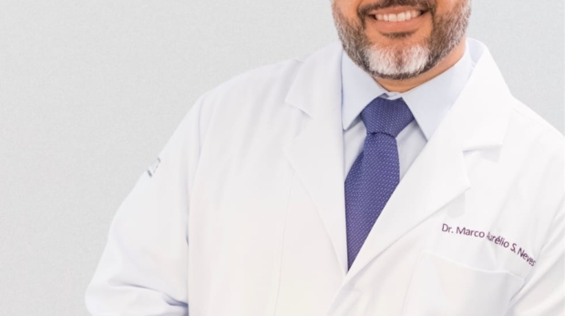 Dr. Marco Aurélio S. Neves orienta pacientes sobre cuidados com a artrose durante o inverno, em seu consultório.