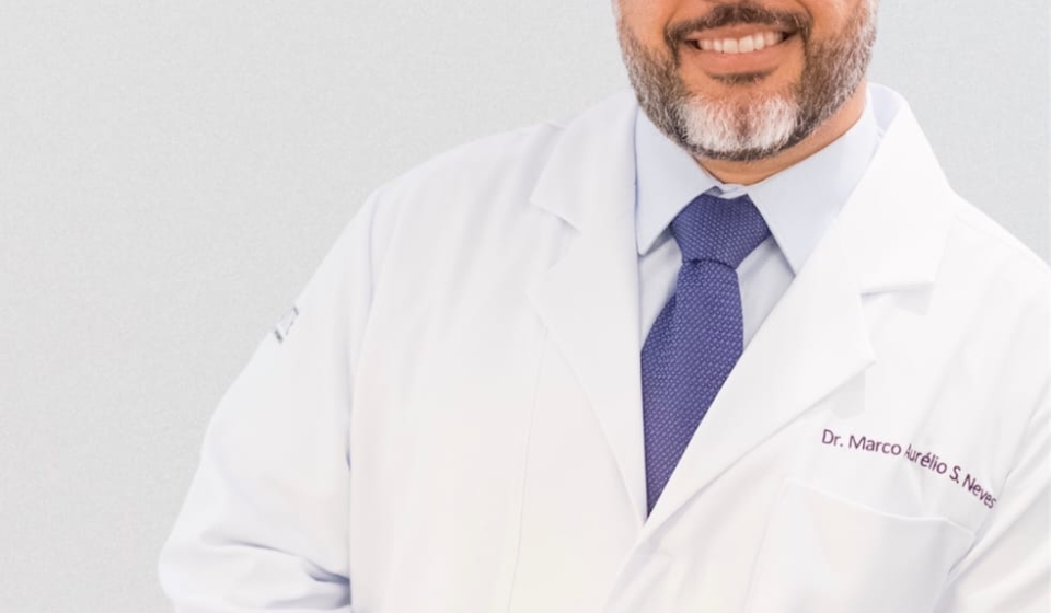 Dr. Marco Aurélio S. Neves orienta pacientes sobre cuidados com a artrose durante o inverno, em seu consultório.