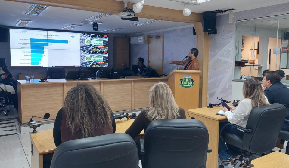 Servidores da Câmara de Osasco durante treinamento do “Osasco Sem Papel”: modernização e sustentabilidade na gestão pública.