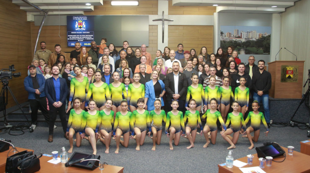 Vereador Dylan Dantas homenageia atletas da ginástica artística que representaram Sorocaba em campeonatos nacionais - Foto: Câmara de Sorocaba