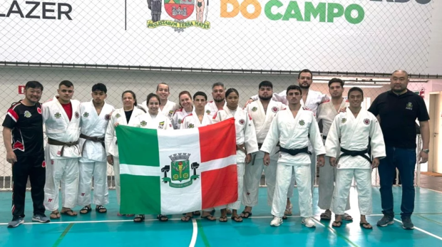 Equipe de judô de Osasco comemora medalha de bronze conquistada no Absoluto feminino com a atleta Nathalia Bianca.
Delegação osasquense de judô durante os Jogos Regionais em São Bernardo do Campo: esforço e união garantiram lugar no pódio. - Imagem: SEREL/PMO