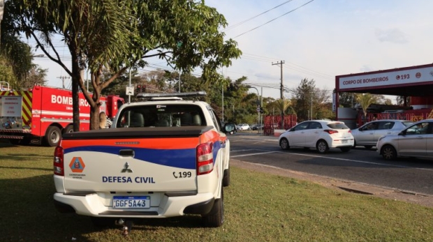 Equipe da Defesa Civil e Corpo de Bombeiros entregam panfletos informativos a motoristas na Av. Dom Aguirre, reforçando a importância da prevenção a queimadas.Fotos: Michelle Alves