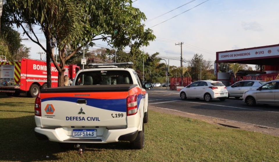 Equipe da Defesa Civil e Corpo de Bombeiros entregam panfletos informativos a motoristas na Av. Dom Aguirre, reforçando a importância da prevenção a queimadas.Fotos: Michelle Alves