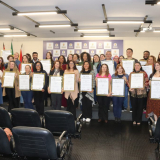 Secretário Clayton Lustosa entrega placa de reconhecimento a diretores das escolas premiadas.
Representantes das 28 escolas recebem homenagem no Salão de Vidro do Paço Municipal. - Fotos: Rose Campos/Secom