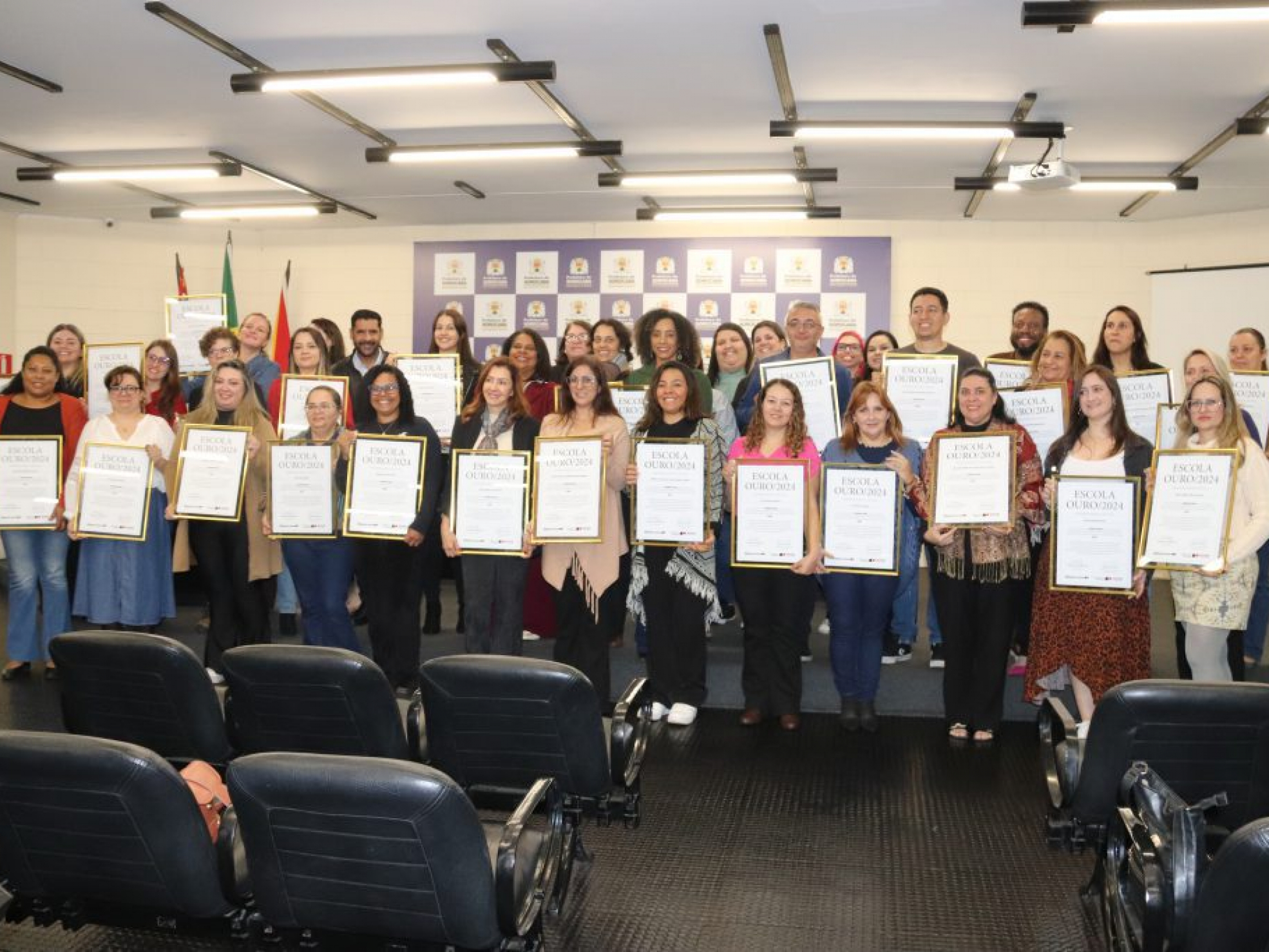 Secretário Clayton Lustosa entrega placa de reconhecimento a diretores das escolas premiadas.
Representantes das 28 escolas recebem homenagem no Salão de Vidro do Paço Municipal. - Fotos: Rose Campos/Secom
