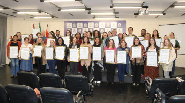 Secretário Clayton Lustosa entrega placa de reconhecimento a diretores das escolas premiadas.
Representantes das 28 escolas recebem homenagem no Salão de Vidro do Paço Municipal. - Fotos: Rose Campos/Secom